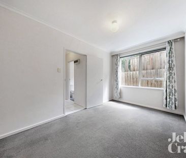 Spacious Apartment with Courtyard - Photo 2