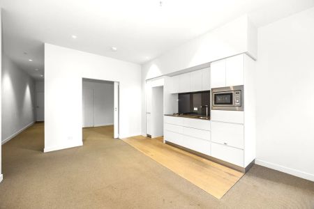 Stylish 2-Bedroom Apartment in the Heart of Melbourne - Photo 2