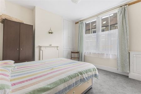 ** 6 MONTH TERM ONLY ** A three bedroom house situated within easy access to Oxford City Centre and the railway station. - Photo 5