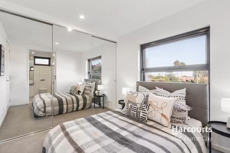 Perfect Position in the Heart of Kew! - Photo 2