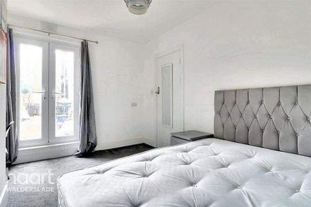 1 bedroom in a house share to rent - Photo 5