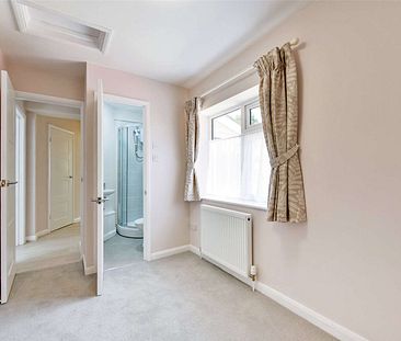 A refurbished four-bedroom detached home located on the West side of Marlow and only 0.5 miles from the High Street - Photo 6