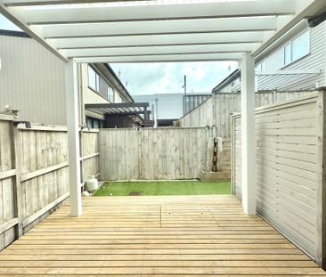 Stylish & Sun-Drenched Townhouse in Prime Flat Bush Location - Photo 2
