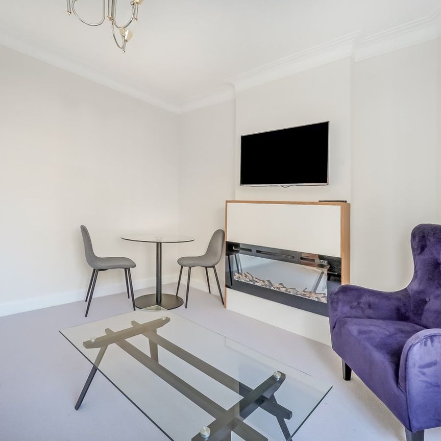 1 Bed Flat, Watchfield Court, W4 - Photo 1