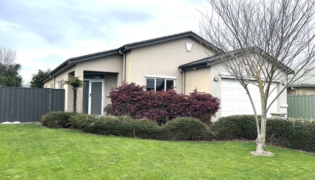 4 Bedroom, Clive - Photo 1