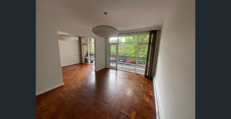Recently-renovated, expansive 1960s apartment with balcony views over Blessington St Gardens - Photo 2