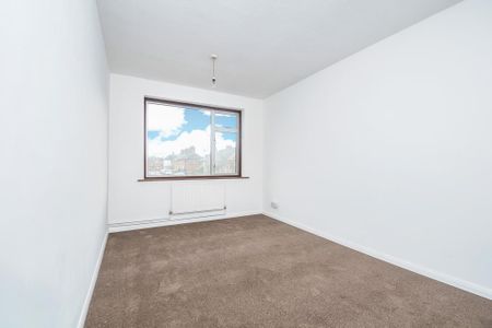 3 bedroom end of terrace house to rent - Photo 5