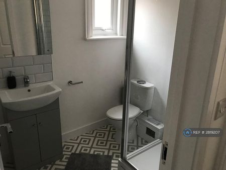 1 bedroom in a house share to rent - Photo 4