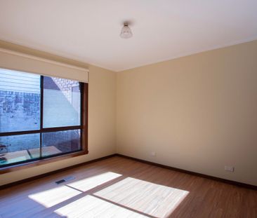 WHAT A LOCATION AND COSY PROPERTY TO CALL HOME!!! - Photo 4