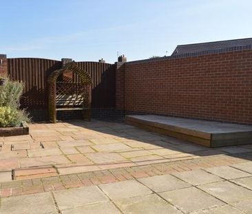 4 bedroom semi-detached house to rent - Photo 5