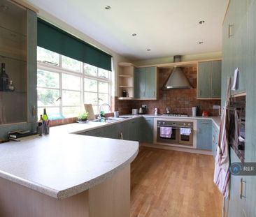 1 bedroom in a flat share to rent - Photo 3