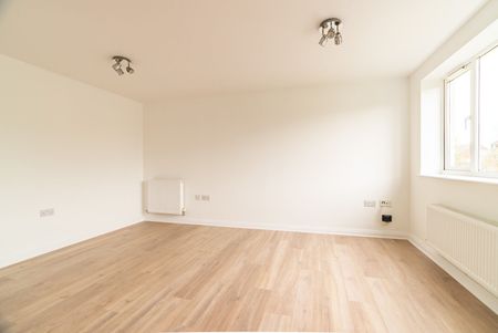Available unfurnished now - Photo 2