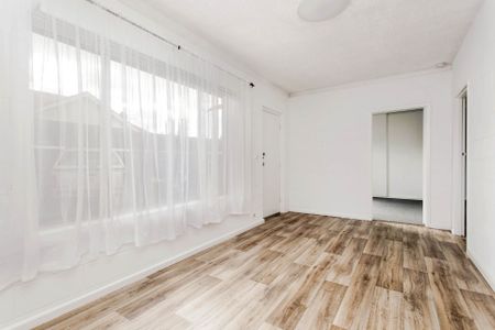 Updated & Secure Ground Floor 2 Bedroom Unit - Photo 3