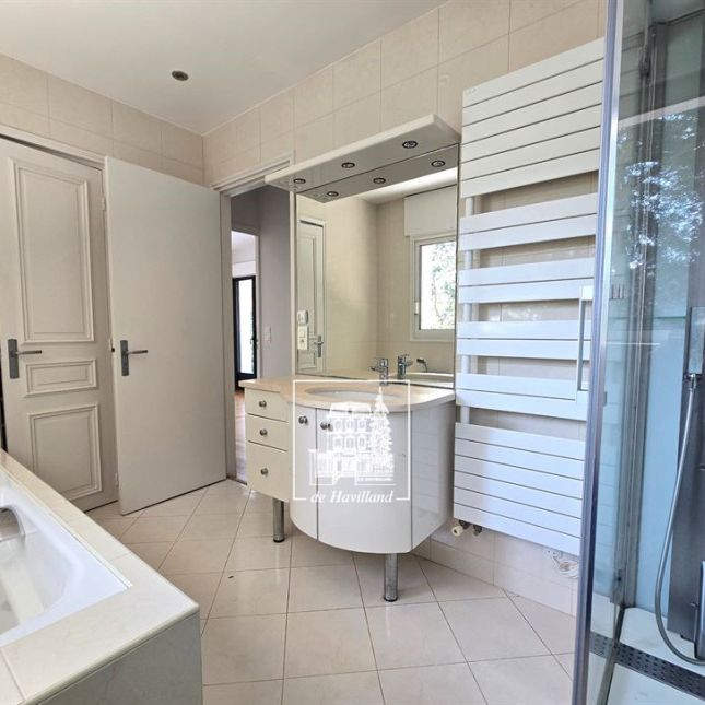 Maison • La Celle-Saint-Cloud - Photo 1