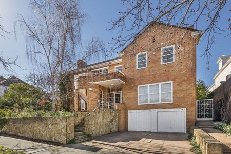 Large Toorak Apartment Offering Space, Style & Village Convenience - Photo 4