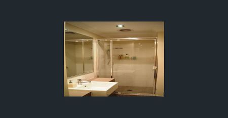 2x2 Apartment at the train station doorstep! - Photo 4