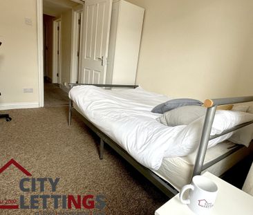 6 Bedroom Mid Terraced House - Photo 2