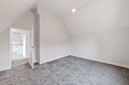 A recently updated first floor apartment located on the Marlow High Street. Parking available by separate negotiation - Photo 2