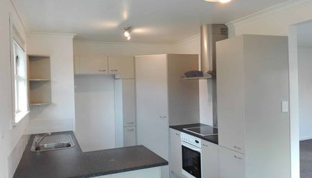 Fully insulated 3 bedroom 1 bathroom home - Photo 4