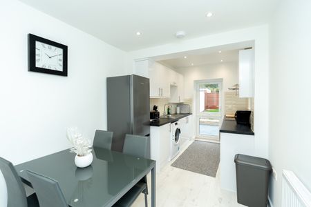 4 Bed Semi-Detached House, Albany Rd, SO15 - Photo 5