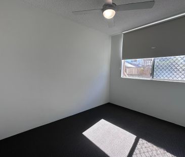 RECENTLY REFURBISHED - TIDY 2 BEDROOM WITH AIRCON - Photo 5