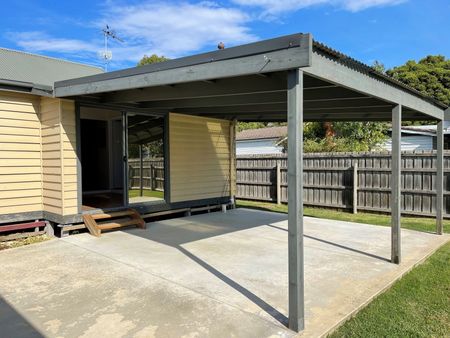 COMFORTABLE 3 BEDROOM HOME - Photo 5