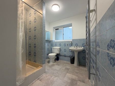 Farington Acres, Weybridge - 2 bedrooms Property for lettings - Seymours - Photo 4