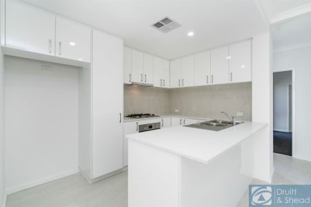 Modern & Bright Villa In Prime Location - Photo 2