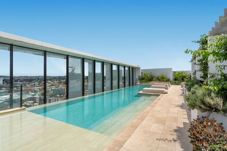 Luxury Furnished Inner-City Apartment with Stunning City Views - Photo 5