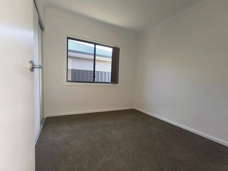 Beautifully Built 2 Beds Flat – Separate Entry with Concrete Sidepath and Private Yard - Photo 4
