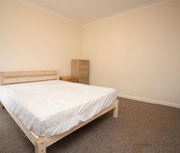 4 bedroom semi-detached house to rent - Photo 4