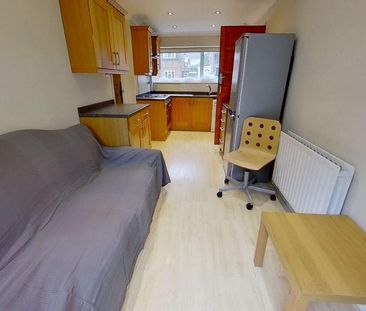 4 bedroom semi-detached house to rent - Photo 1