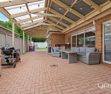 WARM & WELCOMING FAMILY HOME IN A QUIET CAROLINE SPRINGS COURT - Photo 5