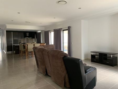 Beautiful Fully Furnished 4 Bedroom 2 Bathroom Home - Photo 4