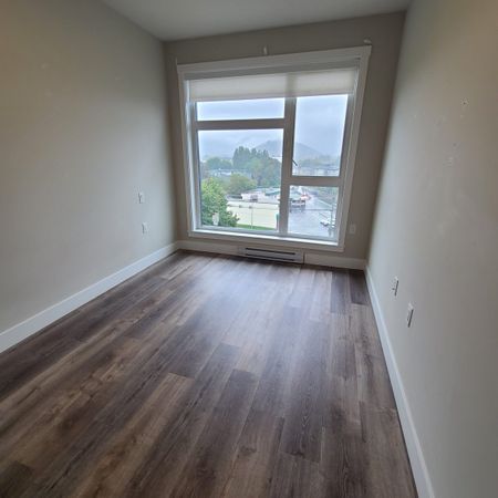 Large 2 Bedroom Unit with Den! - Photo 4