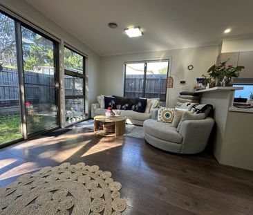 Stylish 2 Bedroom Coastal Townhouse - Photo 3