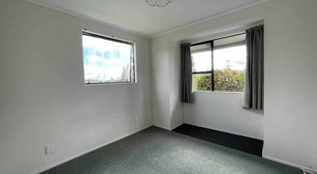 Sunny Two-Bedroom Home with Spacious Yard - Photo 4