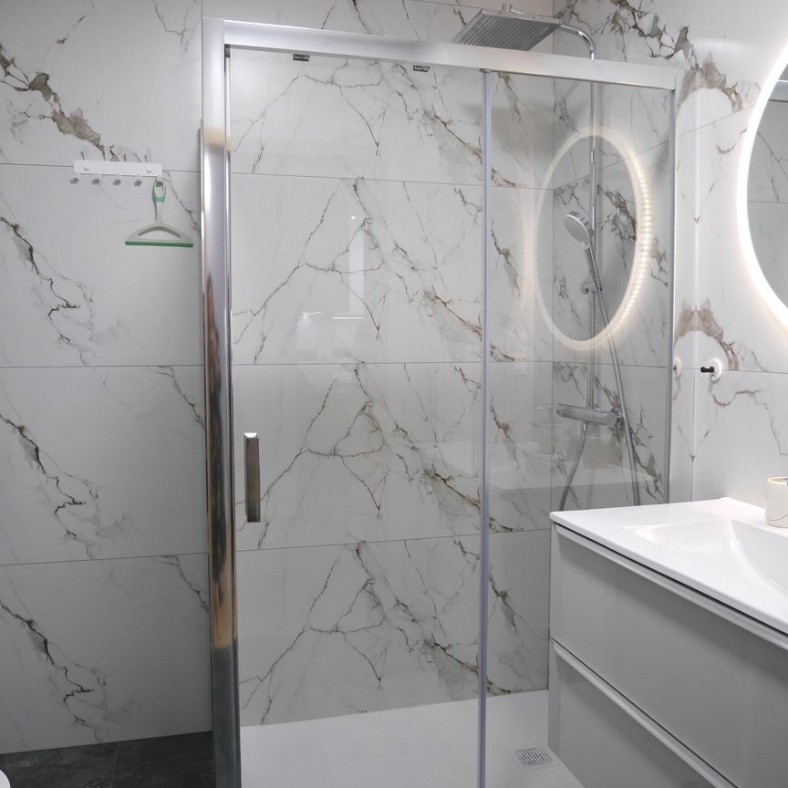 Nowe mieszkanie 2 pokojowe z garażem i klimatyzacją w ścisłym Centrum - Photo 1