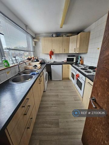 1 bedroom in a house share to rent - Photo 3