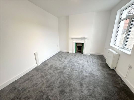 The Broadway, NW7, London - Photo 1