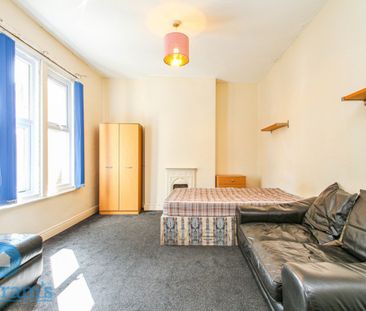 5 bed Semi-Detached House for Rent - Photo 5