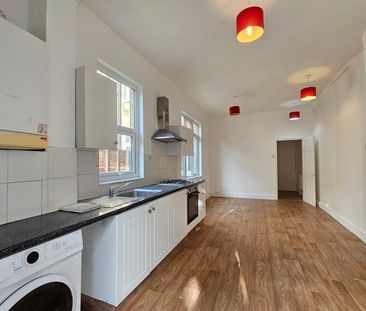 2 Bed Flat, Ferme Park Road, N8 - Photo 2