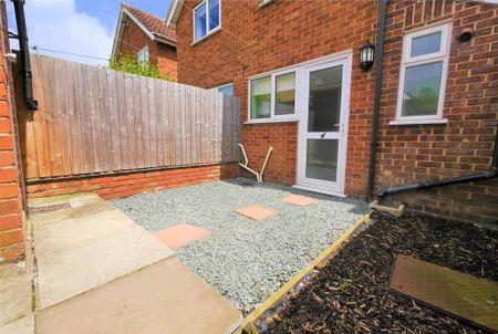 2 bedroom semi-detached house to rent - Photo 5