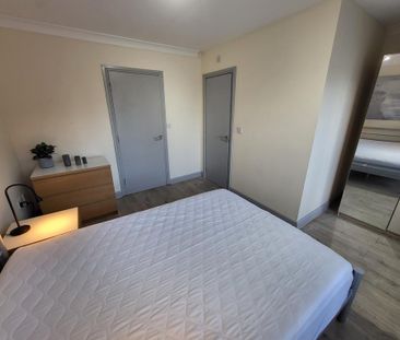 4 bedroom end of terrace house to rent - Photo 4