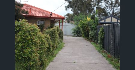 3 Bed room independent house available for rent near to station - Photo 3