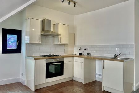 2 bed Flat Winton Hall, Westcliff Avenue, Westcliff-on-Sea, SS0 - Photo 2