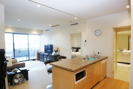 LARGE ONE BEDROOM WITH HUGE ENTERTAINERS BALCONY - Photo 2