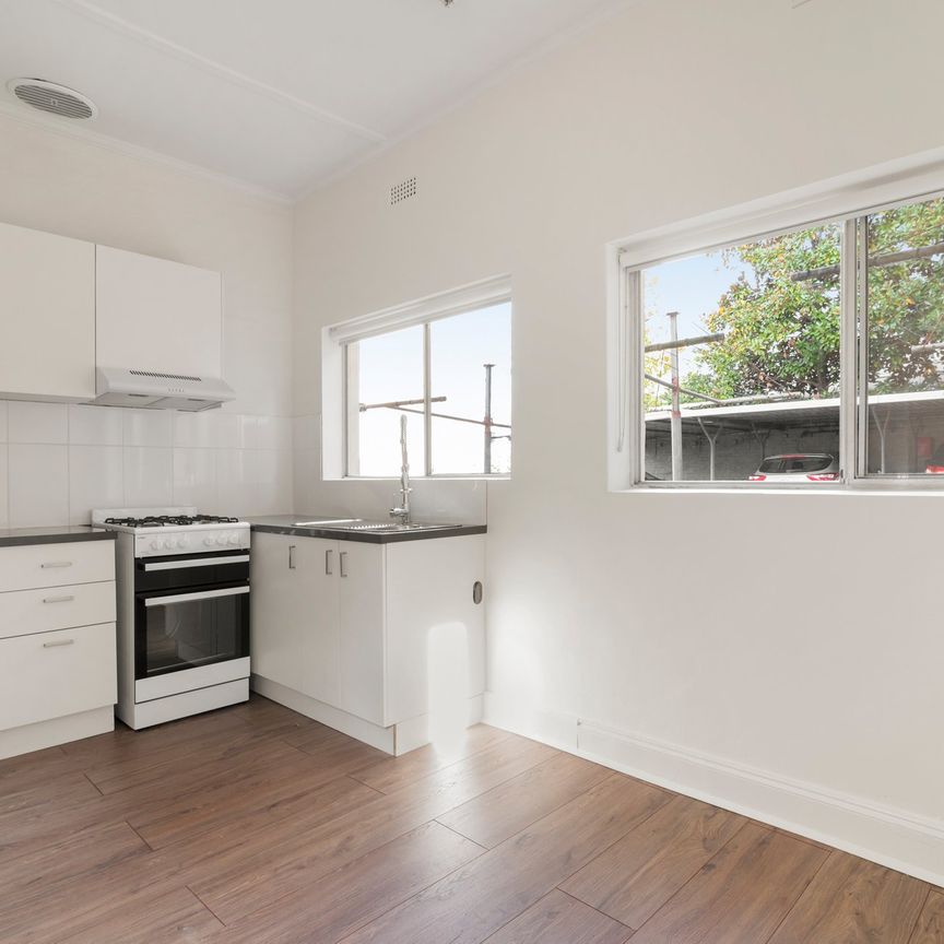 Studio Apartment Available In Desirable Toorak - Photo 1