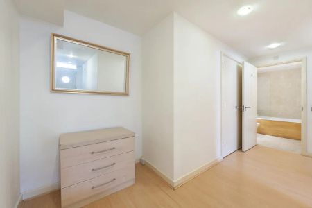 2 bedroom flat in West Parkside - Photo 4