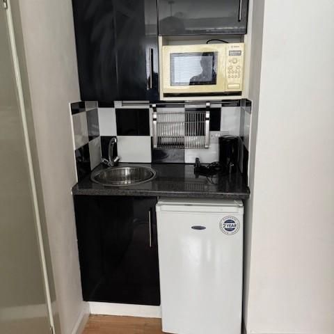 Studio to rent - Photo 1